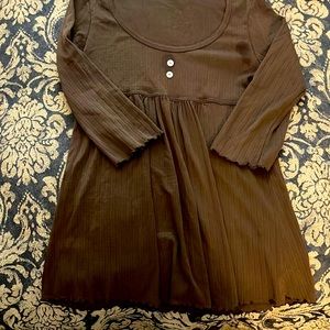 Brown, small tunic, elbow length sleeves.
